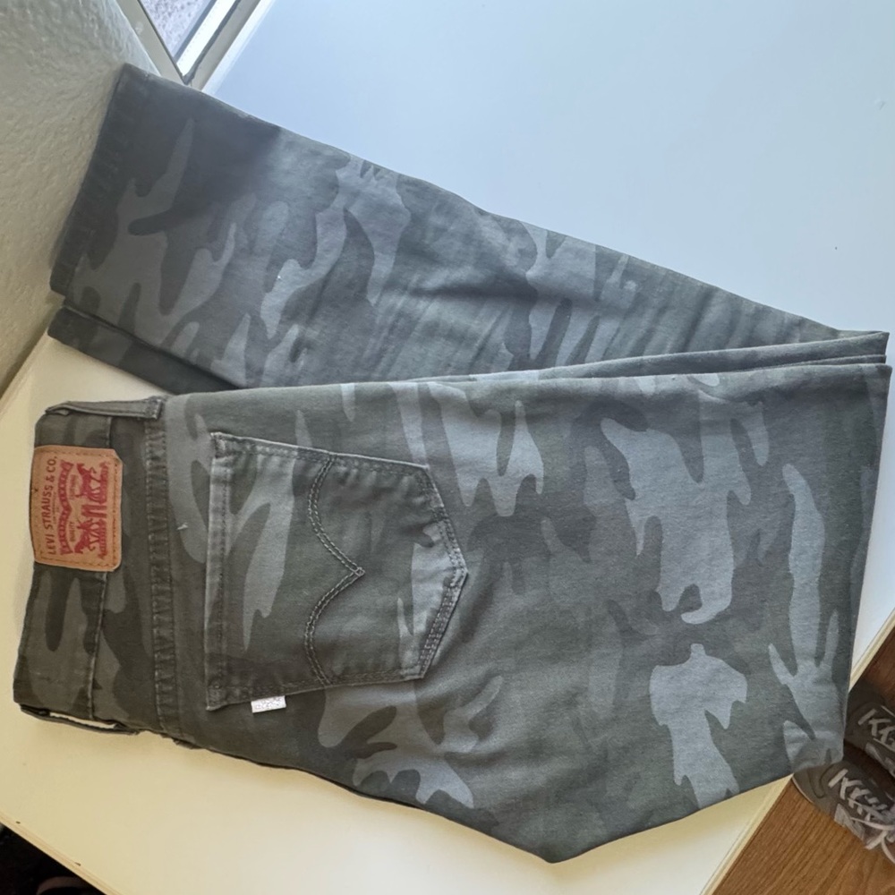 Levi's green camouflage jeans